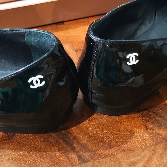 CHANEL Black and White Patent Flats EU 41 - EUC - Picture 4 of 10